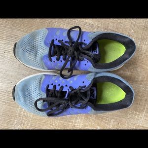 Size 8 women’s purple Nike sneakers
